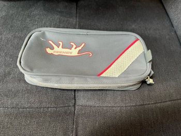 Trousse Airness en bon état couleur gris scolarité fourniture scolaire