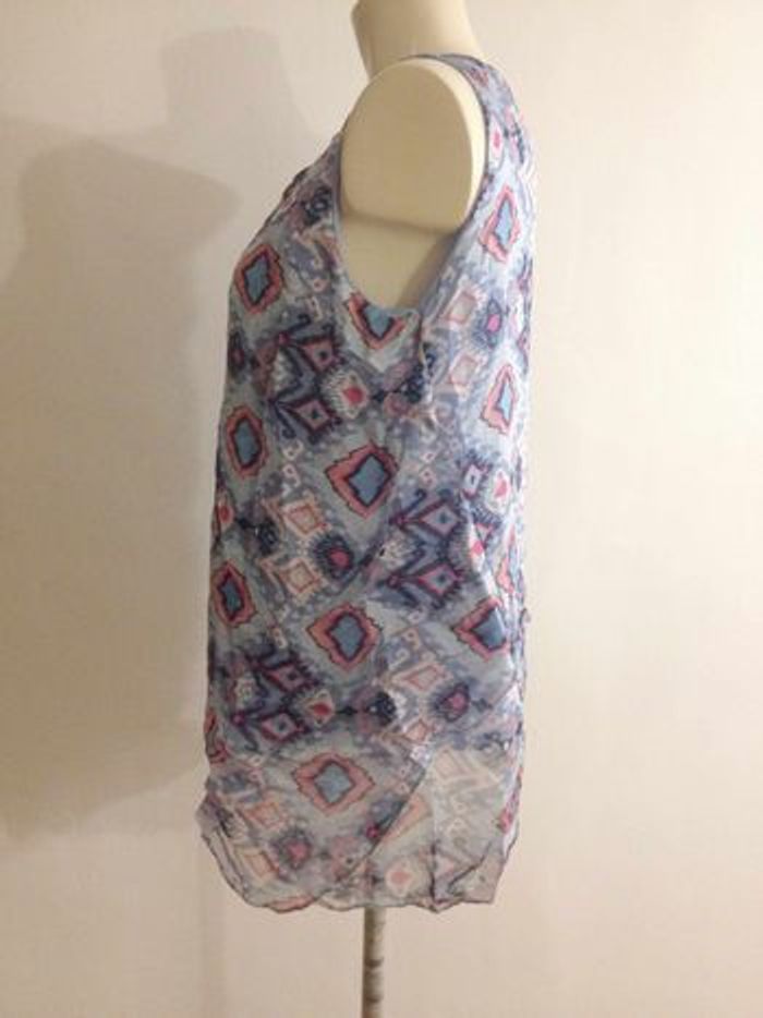 T shirt bleu clair ◦ motifs fantaisie multicolore ◦ col rond ◦ sans manches ◦ look féminin - photo numéro 2