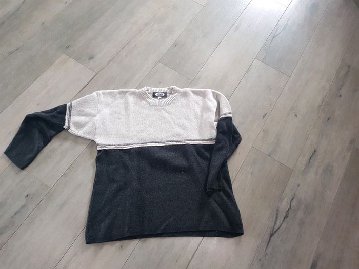 Pull beige et gris taille M.