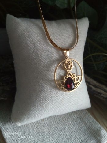 Collier fleur de lotus et pierre de grenat naturelle