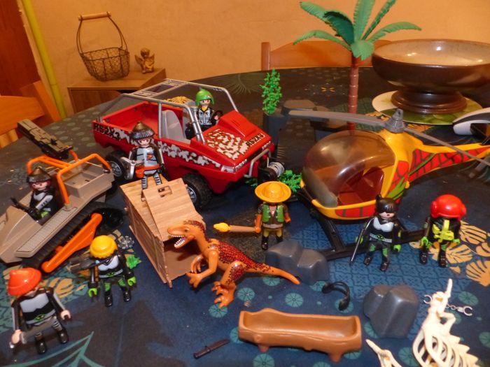 Lot playmobils chasseur de dinausores - photo numéro 2