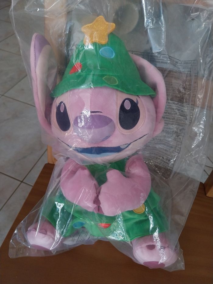 Peluche moyenne Angel Stitch sapin Fêtes de Noël Merry Christmas Disney
