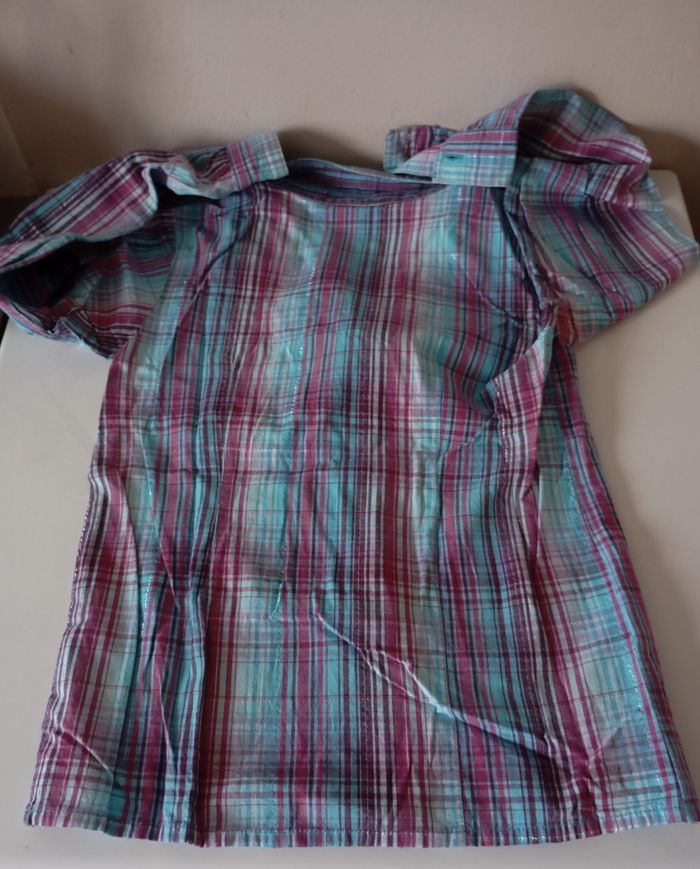 Chemise rayée multicolore. 8 ans . Manches longues ,col et 2 poches . Coton . Très bon état. - photo numéro 7