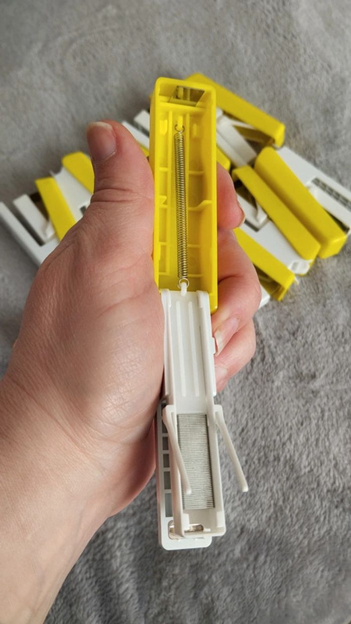 Lot de 12 petites agrapheuses jaune et blanche - photo numéro 5