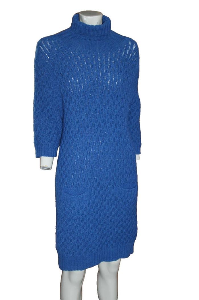 robe pull col montant 1 poche plaquée de chaque cote peut se porter avec ou sans ceinture