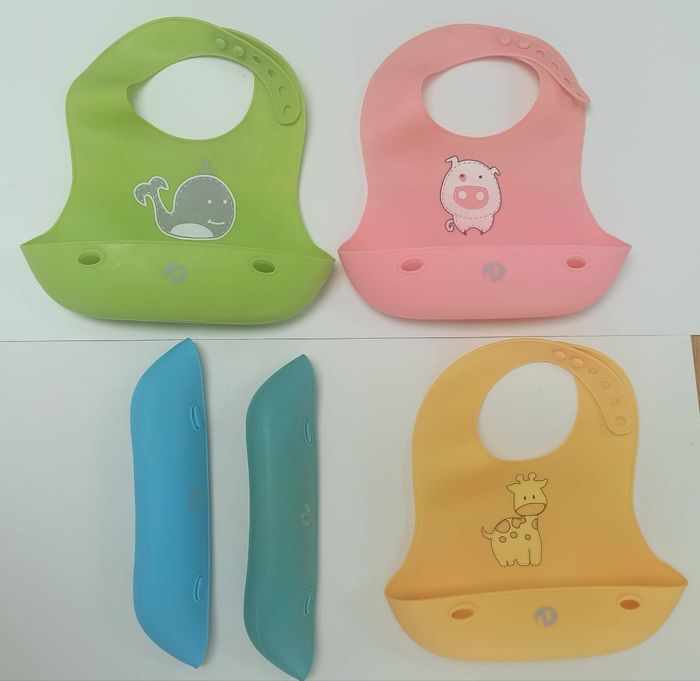 5 bavoirs silicone 100% souple avec fermoir