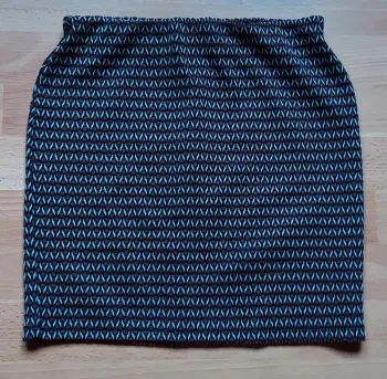 Jupe motifs à lignes rouge noire blanche