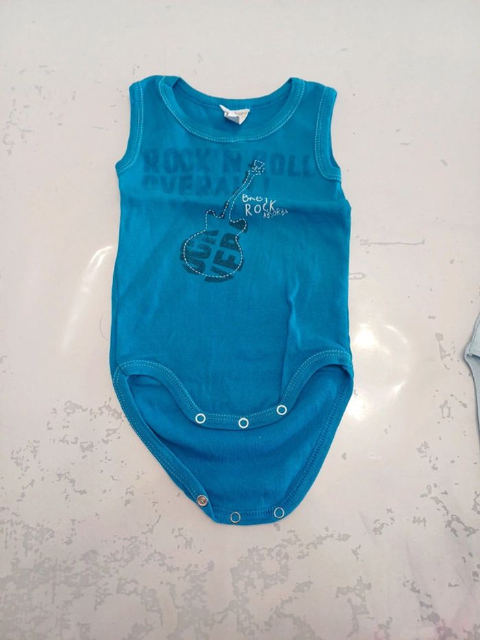 Lot 3 bodies sans manche Garçon 6 mois Disney très bon état - photo numéro 2