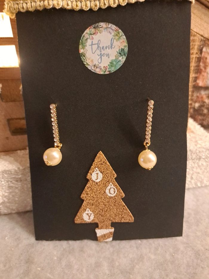 Boucles d'oreilles pendante perles et strass blanc - photo numéro 3