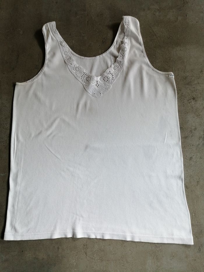Débardeur blanc avec broderies taille 38 - photo numéro 2