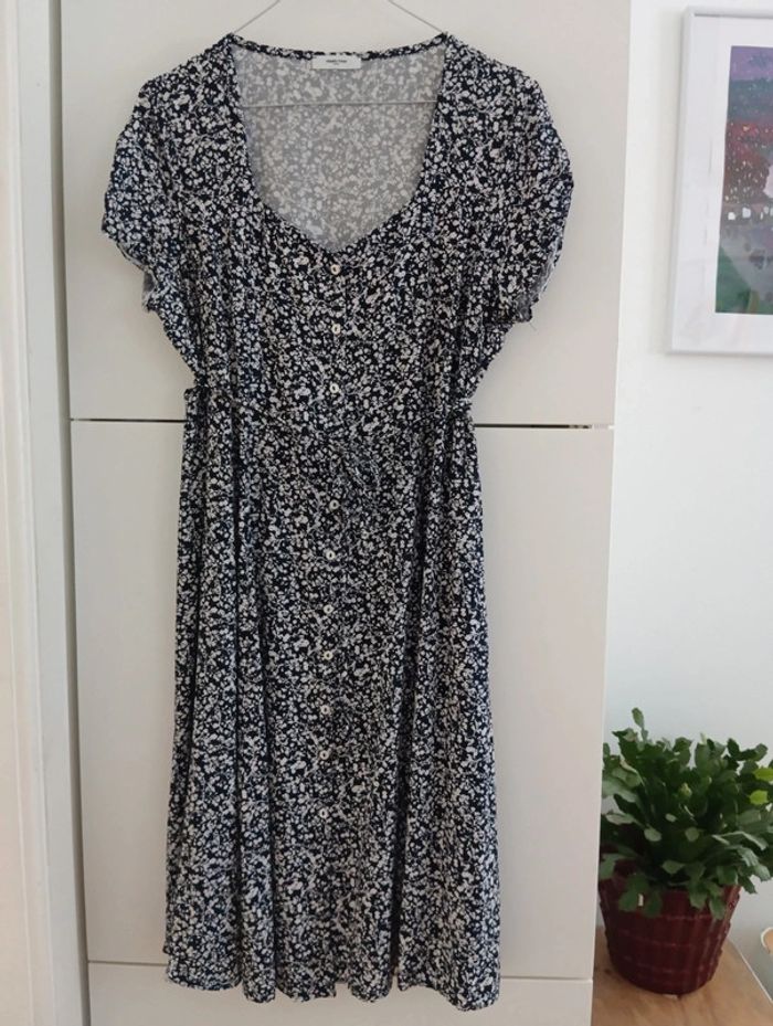 Robe vintage boutonnée noire à propos fleurs blanches