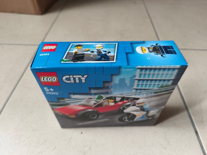 LEGO City 60392 :La course-poursuite de la moto de police - photo numéro 5