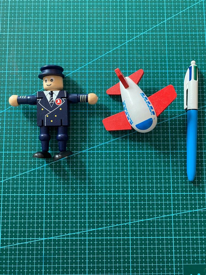 Goodies Turkish Airlines - jouets pilote avion en bois - photo numéro 2