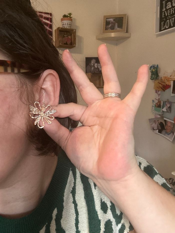 Boucles d’oreilles NEUVES pour femme forme de fleurs 🌼 couleur doré - photo numéro 2