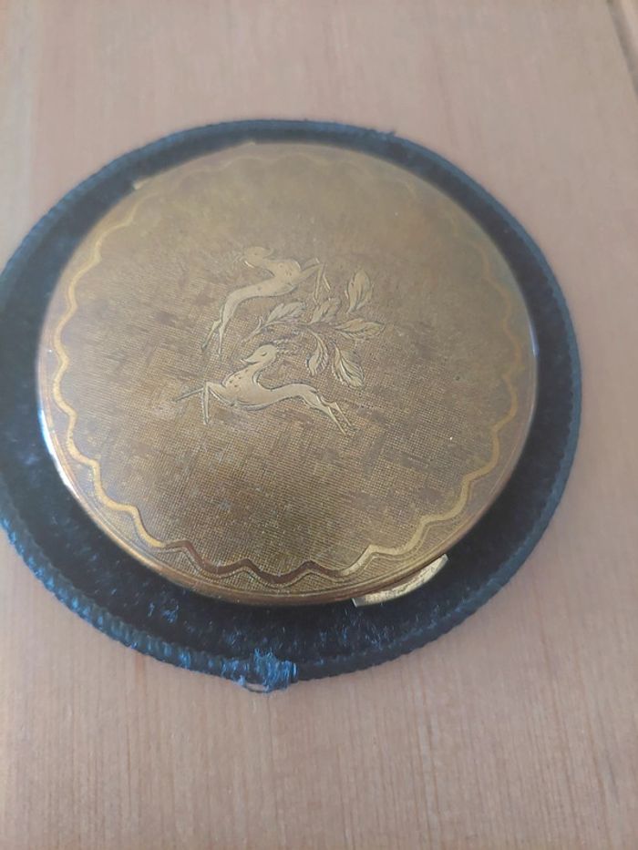 Poudrier miroir ancien doré de la marque KIGU années 1960 - photo numéro 2