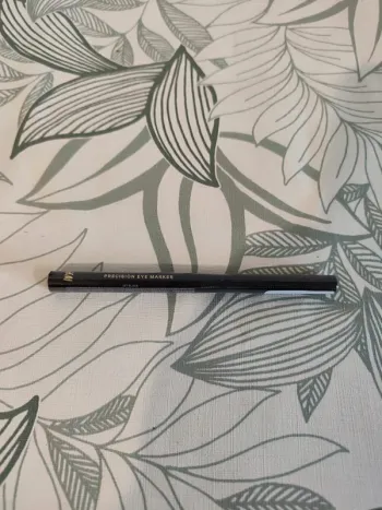 H&M marqueur de precision pour les yeux jet black 1,2ml  à utiliser 6 mois après ouverture