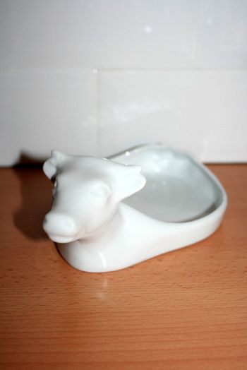 Petit plat vache blanc en porcelaine Apilco