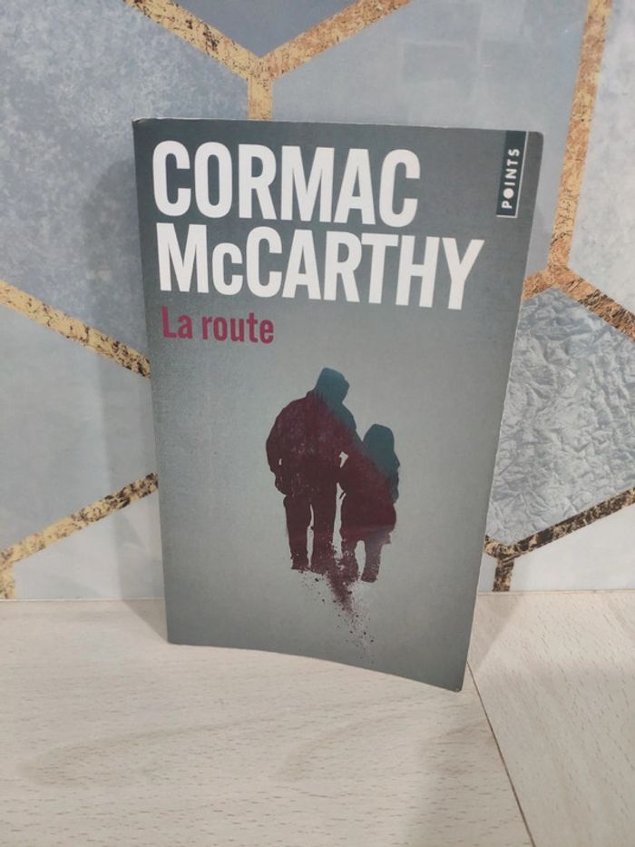 Livre poche la route McCarthy post apocalyptique
