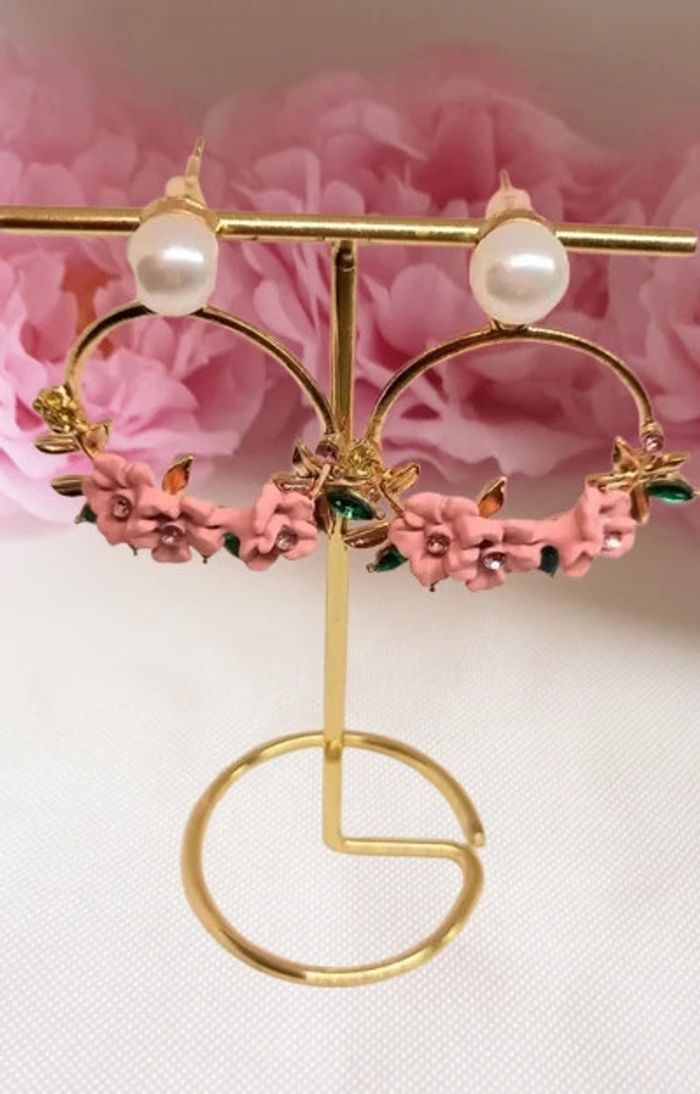 Boucles d'oreilles clous perle couronne de fleurs et cristal