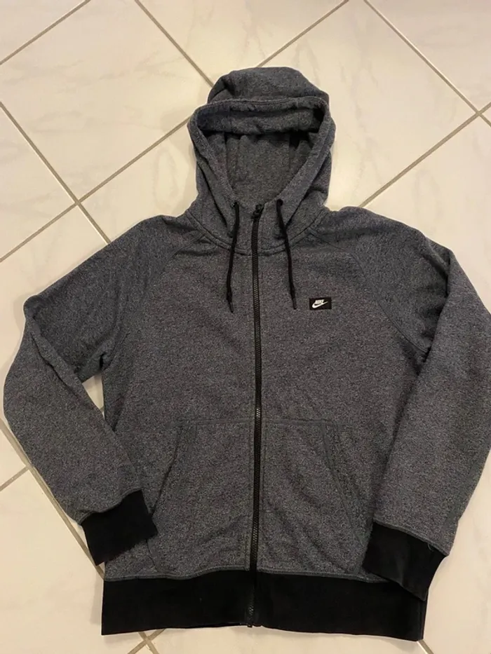 Sweat Nike capuche zippé – Taille M – Style sport & urbain – Comme neuf !