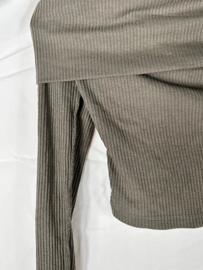 Haut épaule dénudée kaki Shein - photo numéro 2