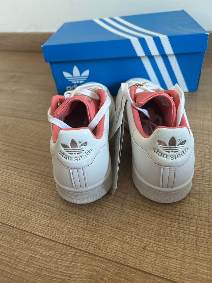 Baskets blanches et roses neuves Adidas Stan Smith pointure 38 - photo numéro 4