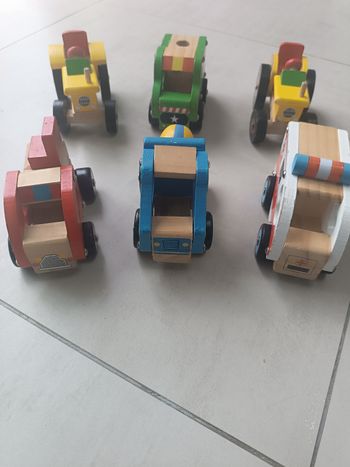 Véhicules en bois (camion pompier, camion poubelle, camion toupie, ambulance, tracteurs)