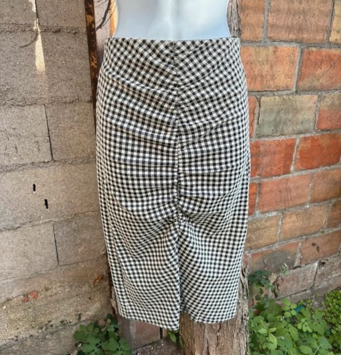 Jupe à carreaux noir et blanc Zara longueur genoux