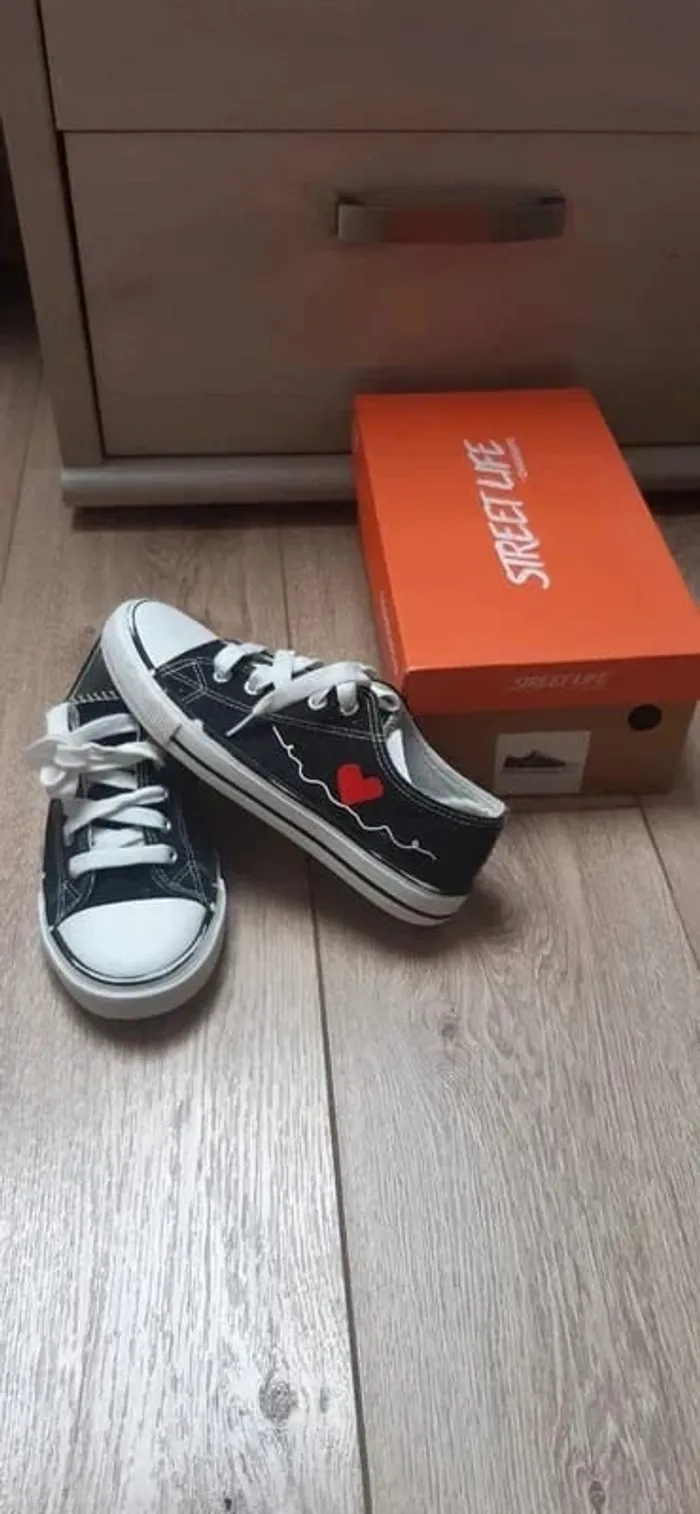 Chaussures basses 35 noires motif coeur