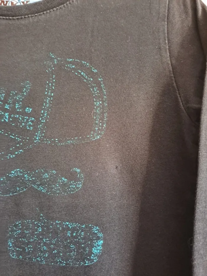 T-shirt garçon 4 ans NKY noir tbe dessin un peu effacé - photo numéro 2