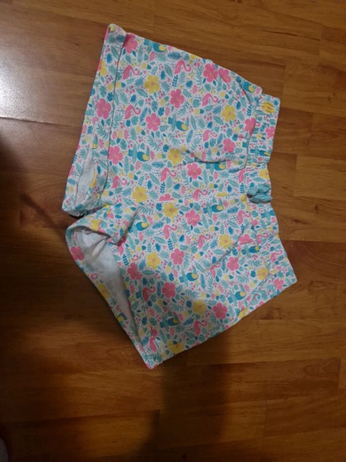 Short fille