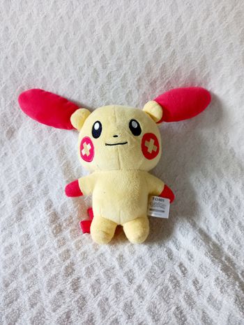Peluche Pikachu pokemon Tomy