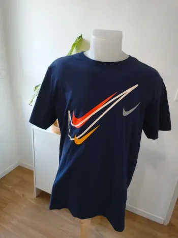T-shirt Nike homme bleu marine | Logo graphique multicolore | Taille M | Très bon état