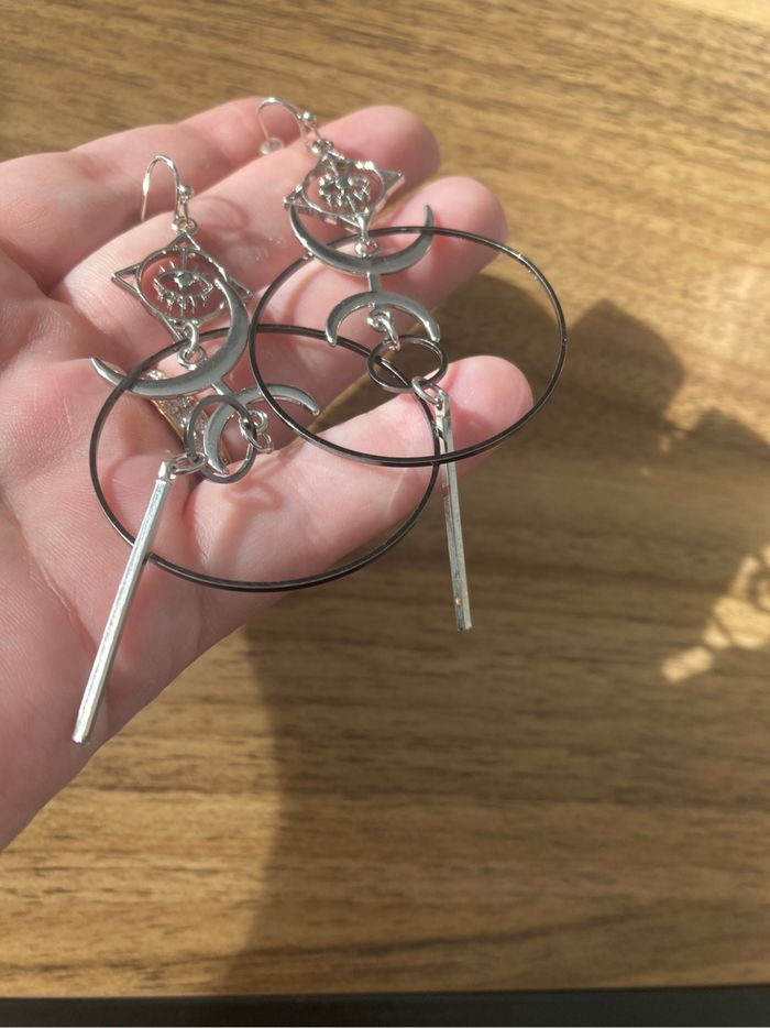 Boucles d’oreilles pendantes  NEUVES pour femme  pampilles forme de lune 🌙 couleur argenté - photo numéro 5