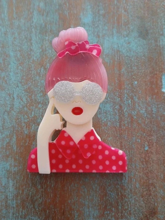 Broche magnifique fille aux lunettes