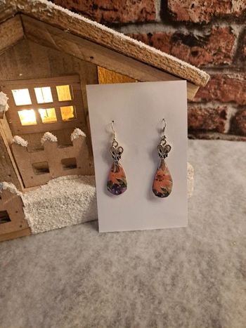 Boucles d'oreilles pendante en résine florale et argenté