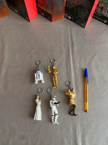 Lot 5 porte-clés Star Wars C3PO R2D2 Leia stormtrooper Qui Gon Disney