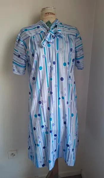 Robe vintage bleu à motifs  - élégante et fluide, en très bon état, taille 46