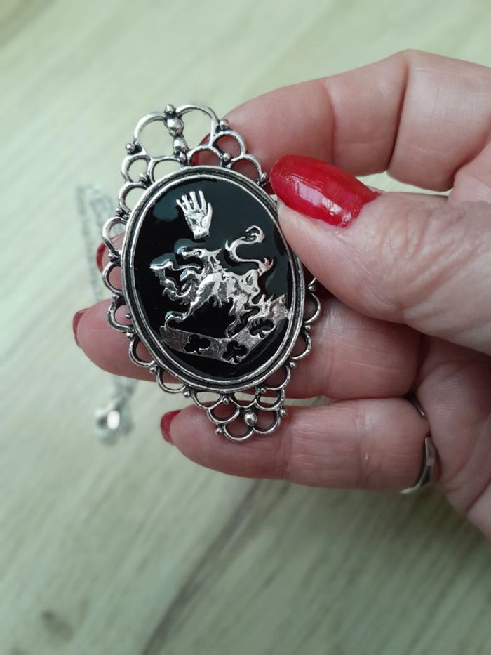 Collier porté par Rosalie dans la Saga Twilight - photo numéro 4