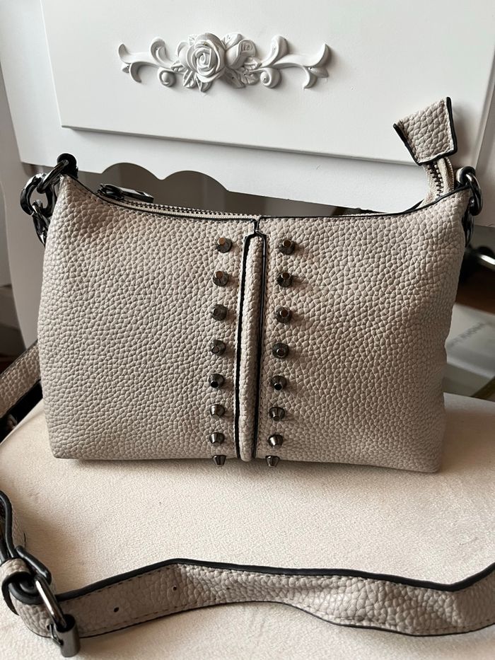 Petit sac bandouilère clouté simili cuir beige Missguided TBE 👝 - photo numéro 2