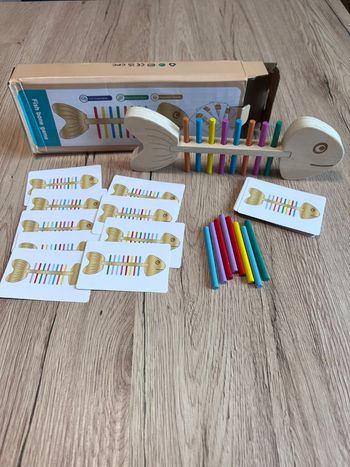 Jeu en bois Montessori poisson et arêtes de couleurs