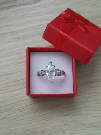 Bague avec pierre (coupe marquise) couleur argentée taille 60