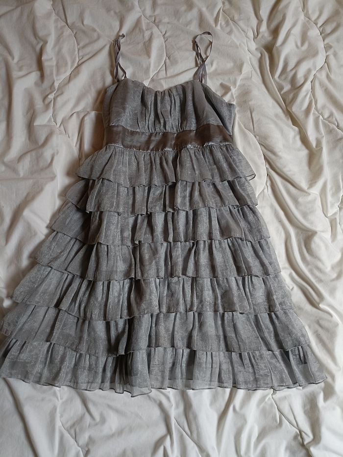 Robe grise a volants