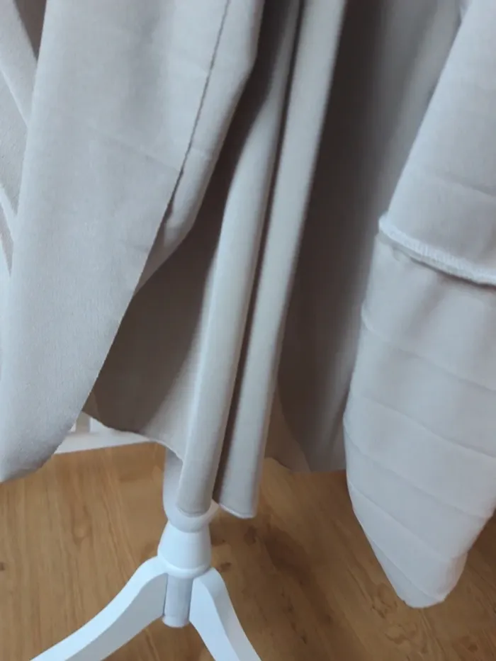 Jolie robe beige mastic légèrement plissée - photo numéro 5