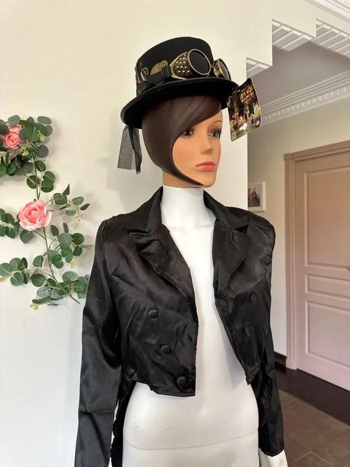 Chapeau et veste costume
