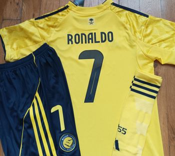 Belle tenue Ronaldo taille 14 ans modèle Al Nasser