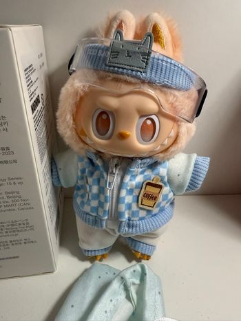 Big into Energy avec vêtements et accessoires