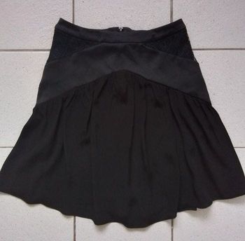 Jupe noire avec fermeture éclair. T.34. Naf Naf
