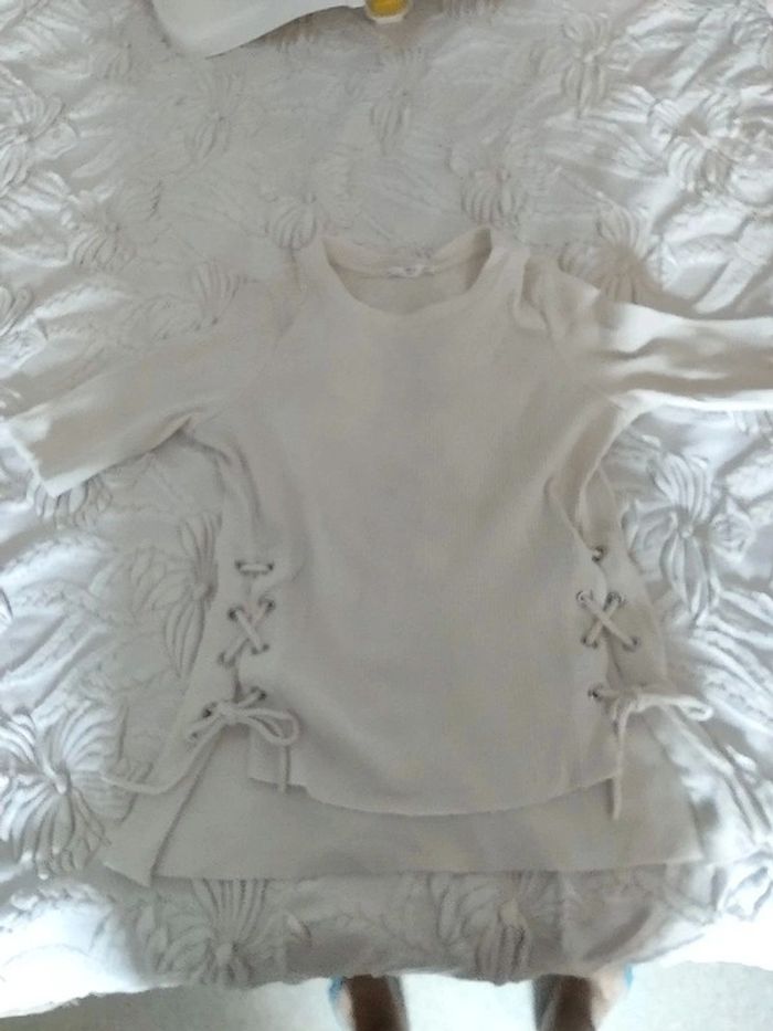 Tee-shirt moulant crème avec lacets sur les côtés Mango - photo numéro 2