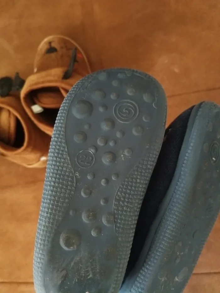 Lot de 2 paires de chaussons pointure 22 - photo numéro 4